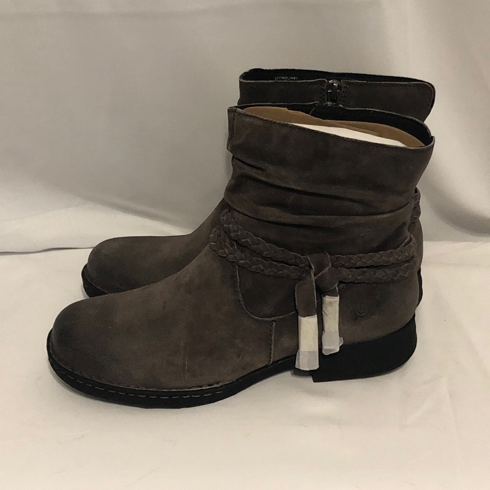 NWT Size 8.5 Born Boots